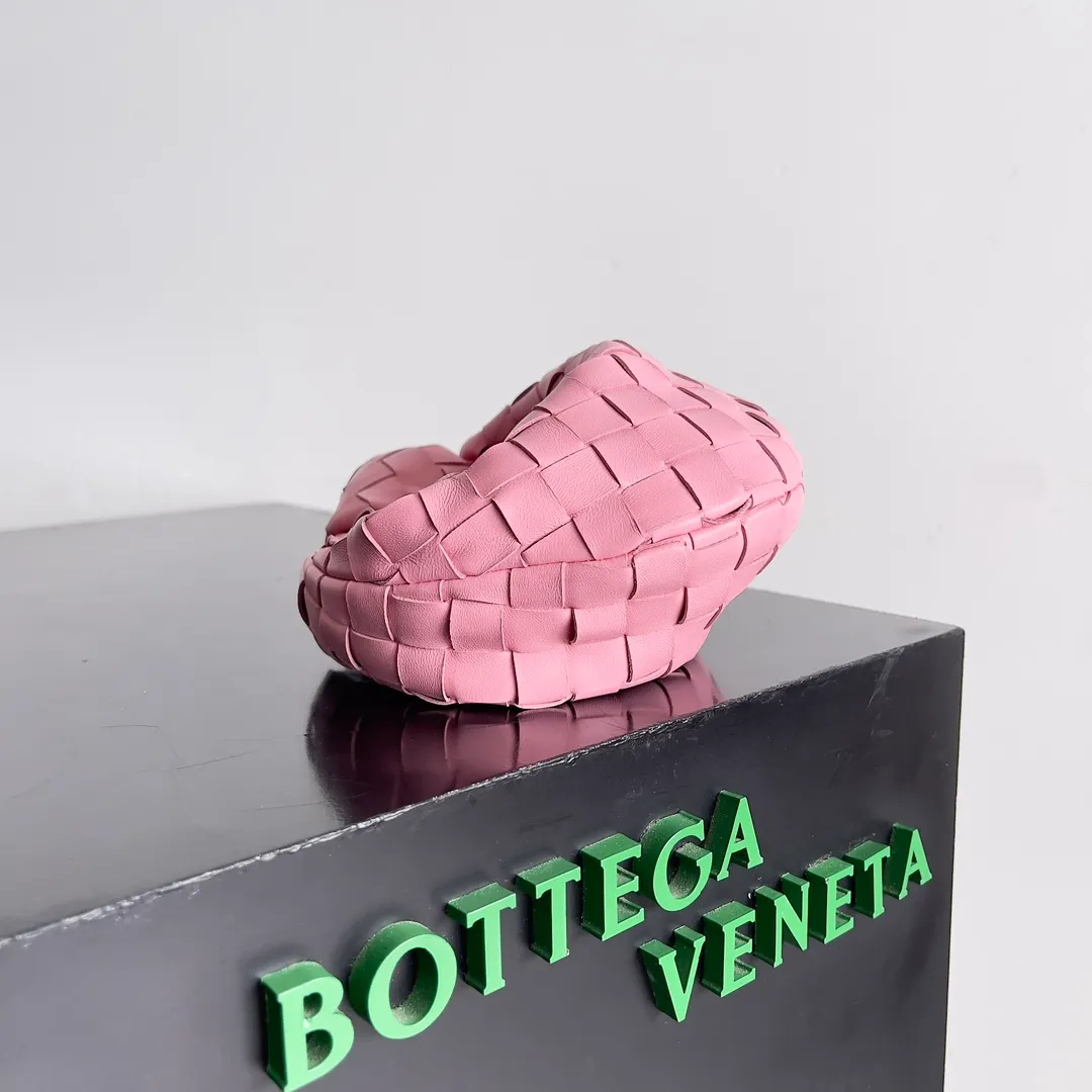 Batch 1080 BV super mini JODIE handbag, dumpling bag, braided knotted bag, simple, fashionable and super cute🍒Every color is high-end. It is a smaller version of the original mini version🤣It can only hold cuteness🍓🍓The upper body is fashionable and romantic. The fashionable bags created by Daniel Lee are really more and more favored by street experts. Style number: 730828 Size: 17*16*6.5